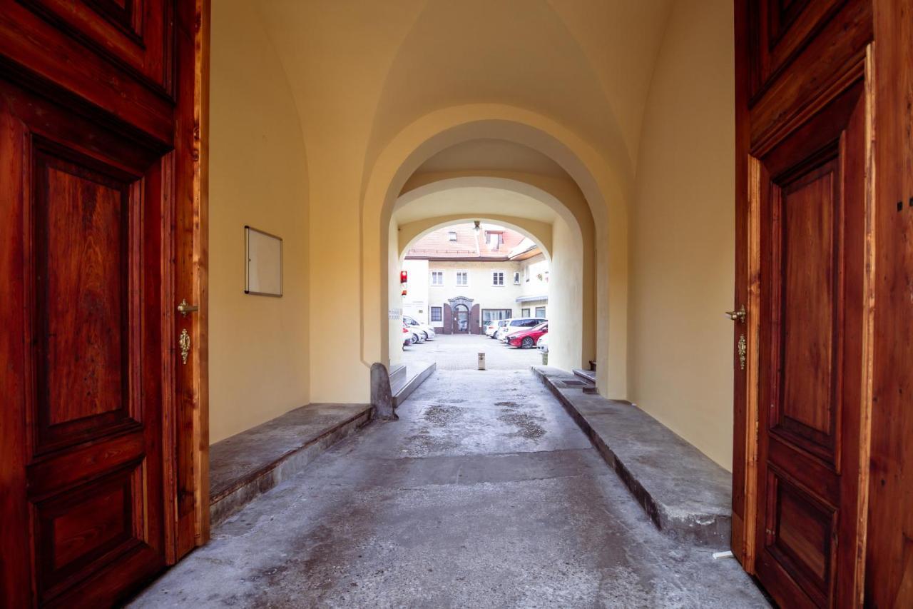 Central Living Vegova-With Parking リュブリャナ エクステリア 写真
